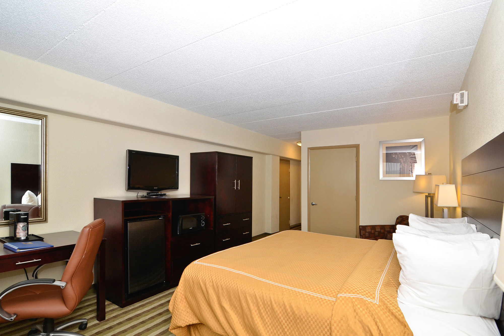 Comfort Inn & Suites New York Avenue Washington Room photo